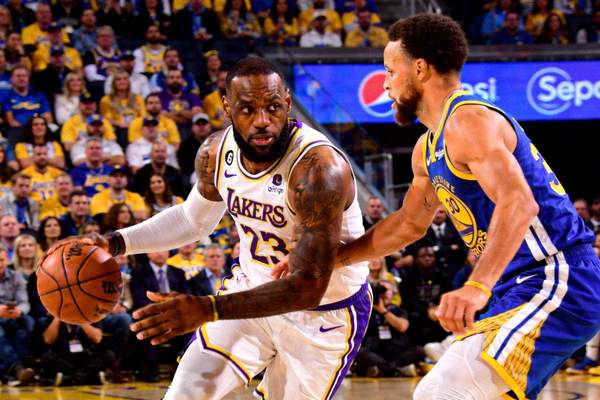 NBA湖人对阵勇士比赛现场精彩瞬间詹姆斯库里对决画面